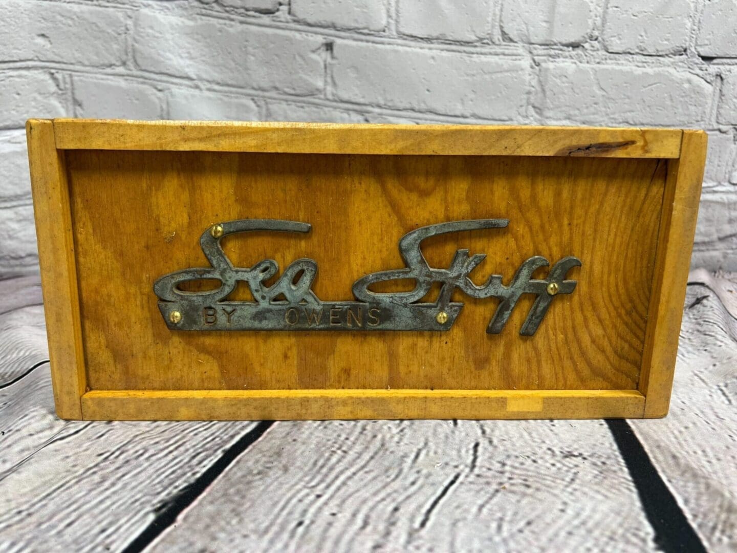 A wooden box with the name " sea stiff ".